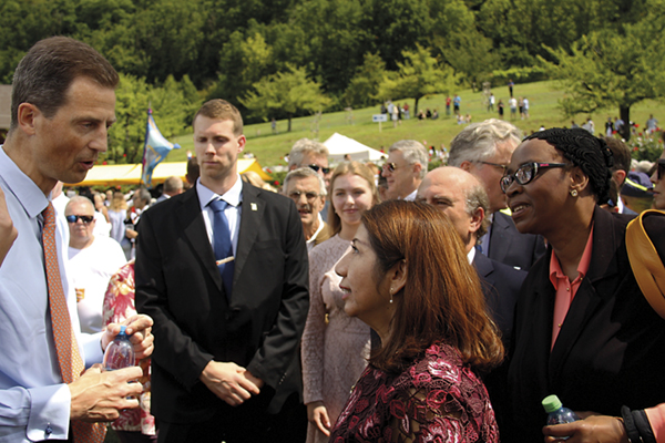 Viele Menschen nutzten die Gelegenheit, ein paar Worte mit dem Erbprinzen zu wechseln. (Bild thk)